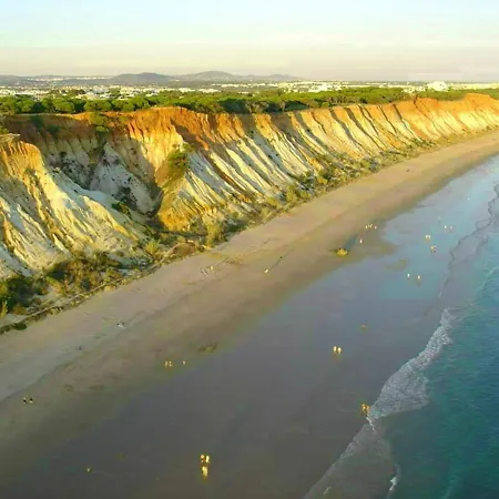 Апартаменты Charming With Shared Pool In - 60 M²