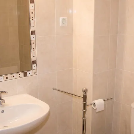 Charming With Shared Pool Apartment